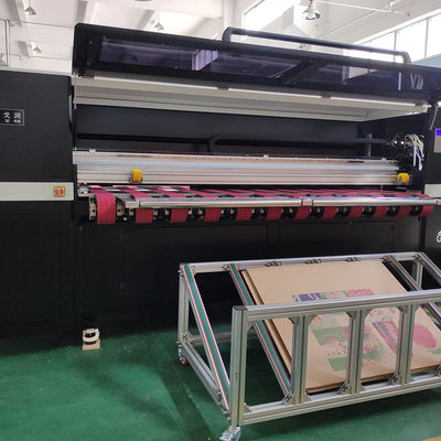 Uma multi impressora ondulada do processo imprimindo de Digitas da passagem