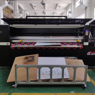 Uma multi impressora ondulada do processo imprimindo de Digitas da passagem