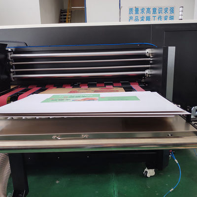 Um Inkjet inteligente ondulado da máquina imprimindo CMYK de Digitas da passagem